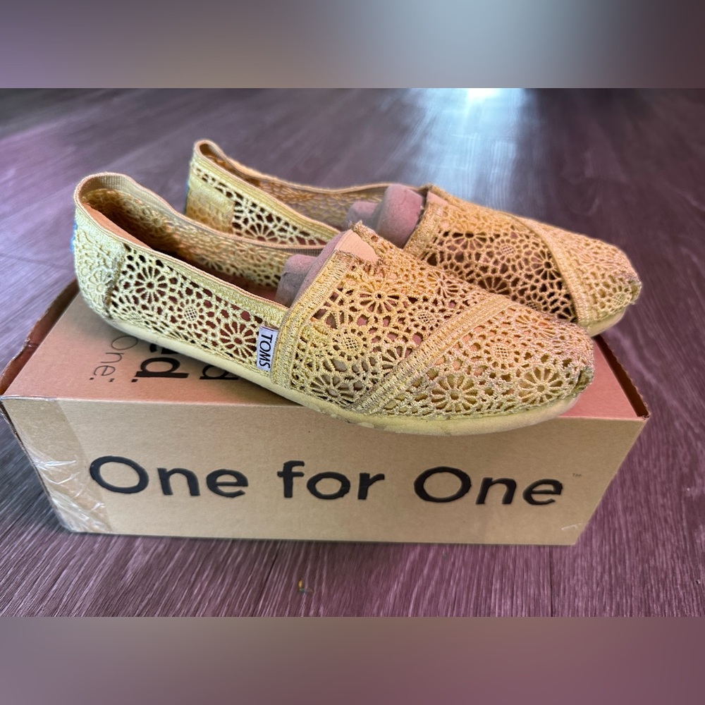 Toms lemon crochet classic toms shoes slip on size 8